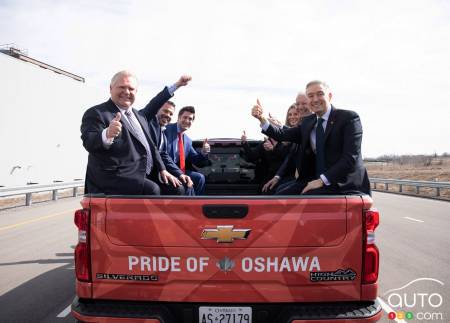 L'honorable Doug Ford, premier ministre de l'Ontario ; l'honorable François-Philippe Champagne, ministre de l'Innovation, des Sciences et de l'Industrie ; Scott Bell, vice-président, Global Chevrolet ; l'honorable Vic Fedeli, ministre du Développement économique, de la Création d'emplois et du Commerce de l'Ontario ; M. Ryan Turnbull, député de Whitby, Ontario ; et Marissa West, présidente et directrice générale, GM Canada.